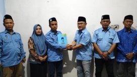 Ketua Bidang Hukum DPP Ndaru Muhammad Zaen (kanan), saat menyerahkan SK Rekomendasi kepada Bakal Calon Bupati (Bacabup) Tegal Muhammad Adhi Prasetyo atau kerap disapa Mas Pras (kiri). Berlokasi di Posko Relawan Jakwire Mas Pras (Rampas), Desa Gumayun, Kecamatan Dukuhwaru, Kabupaten Tegal belum lama ini. 