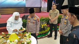 Kapolda Jateng Irjen Pol Ahmad Luthfi, bersama Habib Luthfi bin Yahya dalam acara Tasyakuran dan Doa Bersama Masyarakat untuk Polri. Berlokasi di Lasnur Convention Hall, Kecamatan Slawi, Kabupaten Tegal, pada Senin (8/7/2024)