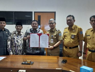 Pj Walikota Tegal Dadang Somantri, Ketua DPRD Kusnendro, Wakil Ketua Habib Ali Zaenal Abidin dan Wasmad Edi Susilo, seusai penandatanganan KUA PPAS 2025 pada Senin 5 Agustus 2024.