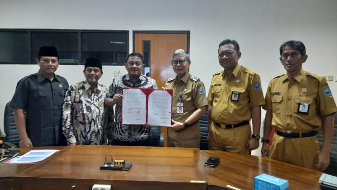 
					Pj Walikota Tegal Dadang Somantri, Ketua DPRD Kusnendro, Wakil Ketua Habib Ali Zaenal Abidin dan Wasmad Edi Susilo, seusai penandatanganan KUA PPAS 2025 pada Senin 5 Agustus 2024.